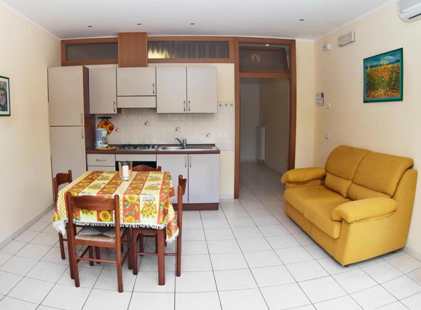 Casa Facchinetti Yellow Apartment Мальчезине Экстерьер фото